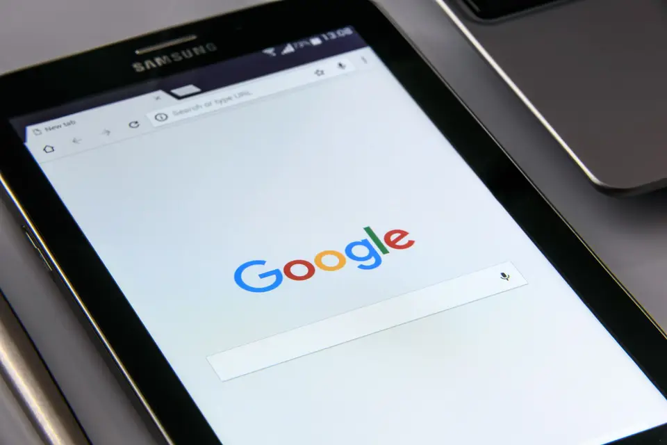 Tablet mit geöffneter Google-Suche