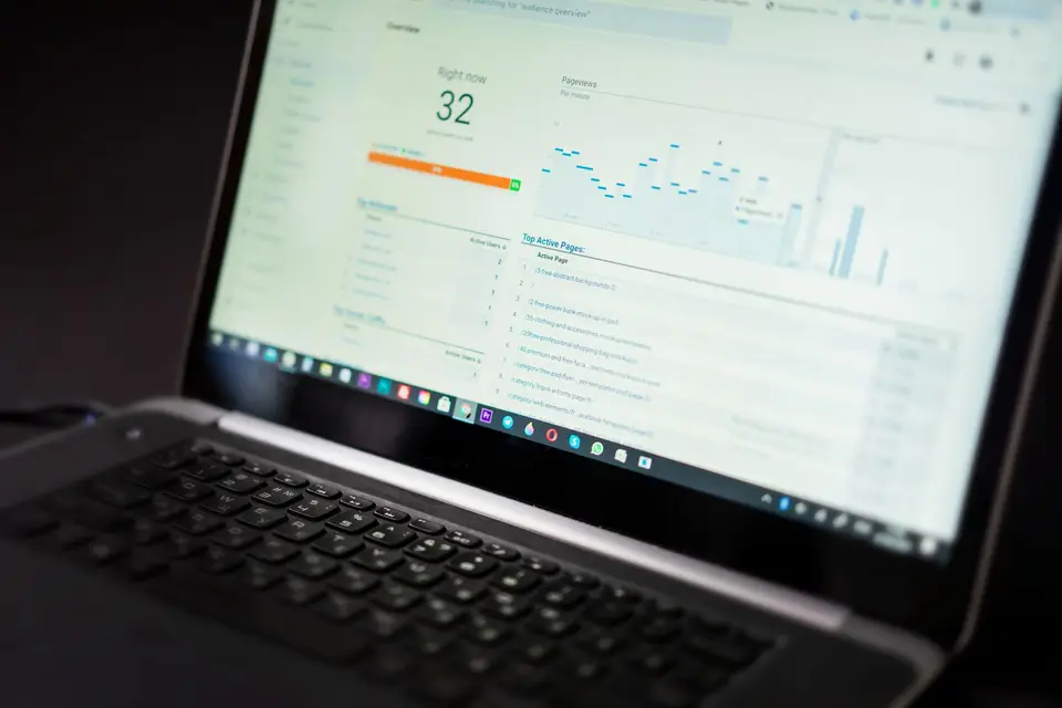 Laptop mit einem Analytics-Dashboard und Besucherkurven