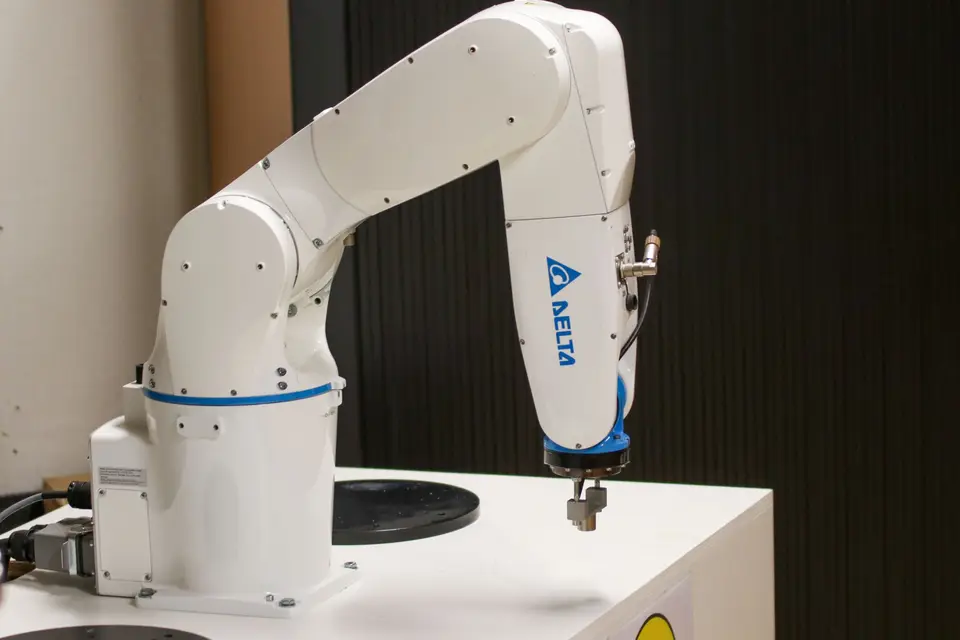 Industrieroboterarm in einer automatisierten Fertigungszelle