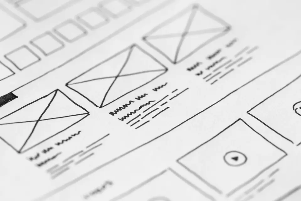 Handgezeichnete Wireframes für eine Website auf Papier
