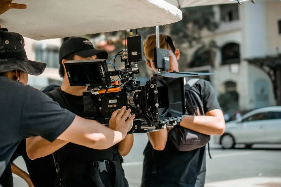 Filmteam bedient eine professionelle Kamera auf einer Straße